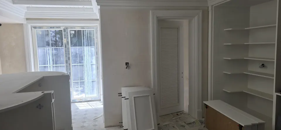 Villada panjur kapı, gömme raflar ve kavisli beyaz tezgahın montaj aşaması
