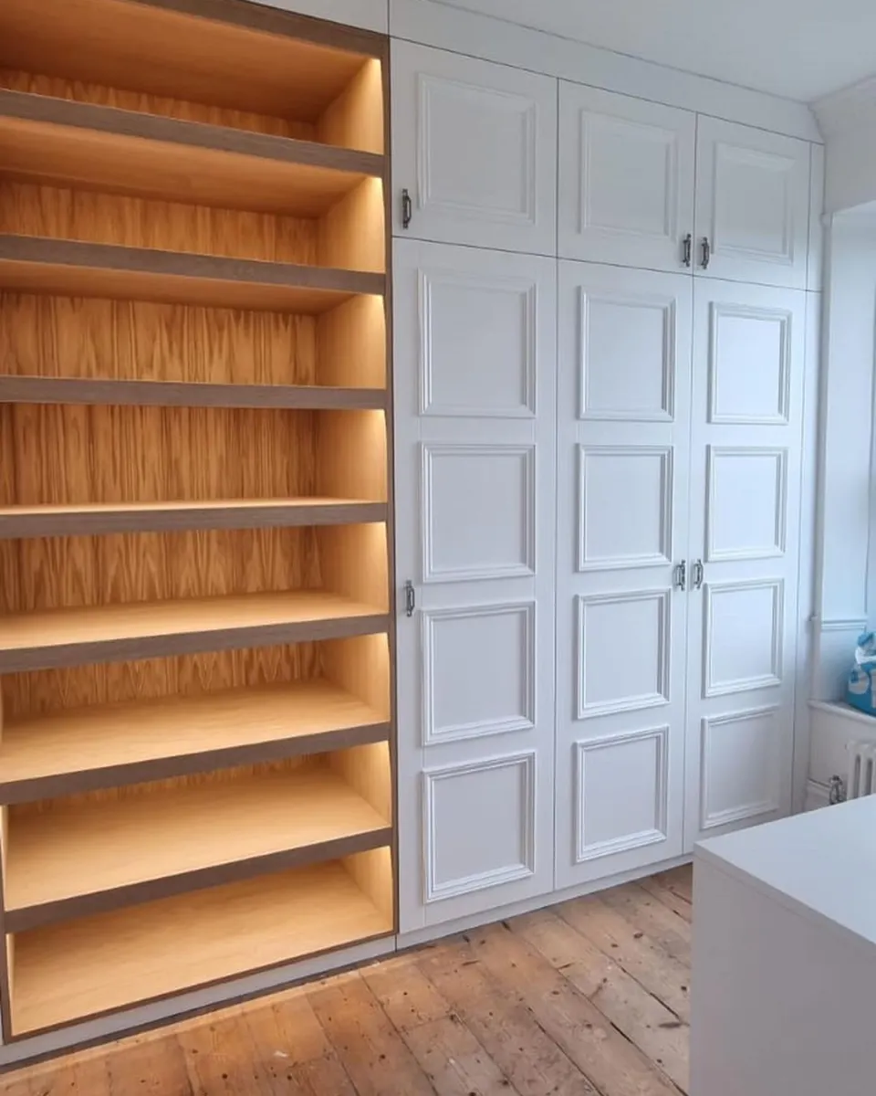 Villa giyinme alanında aydınlatmalı açık ahşap raflar ile beyaz panel kapaklı gardırop