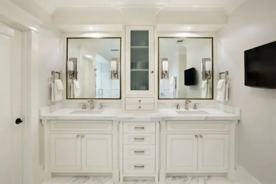 Beyaz Çift Lavabolu Banyo Dolabı – Ortada Camlı Kule Dolap