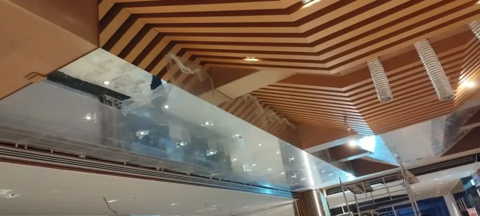 Koruma filmli aynalı panel, esnek havalandırma kanalları ve ahşap çıtalı tavan montajı
