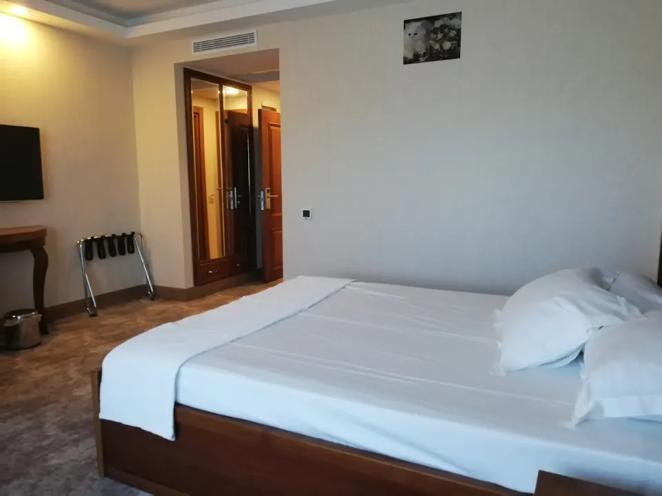 Otel Odası Yerleşimi – Ahşap Karyola, Konsol ve Bavul Askısı