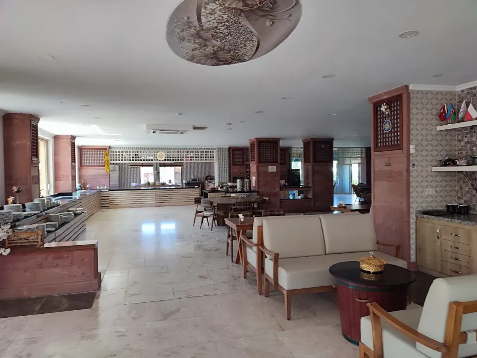 Otel Restoranı ve Açık Büfe – Kafesli Kolon, Krem Kanepe
