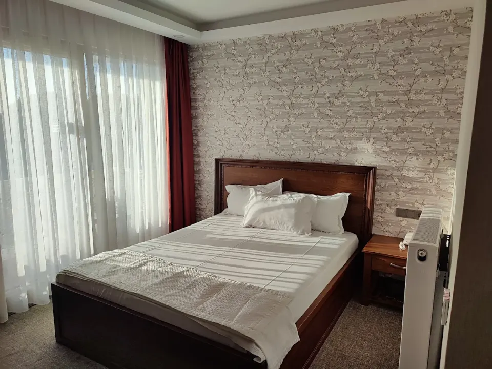 Otel Odası Mobilyası – Ceviz Tonlu Karyola, Çiçekli Duvar Kâğıdı