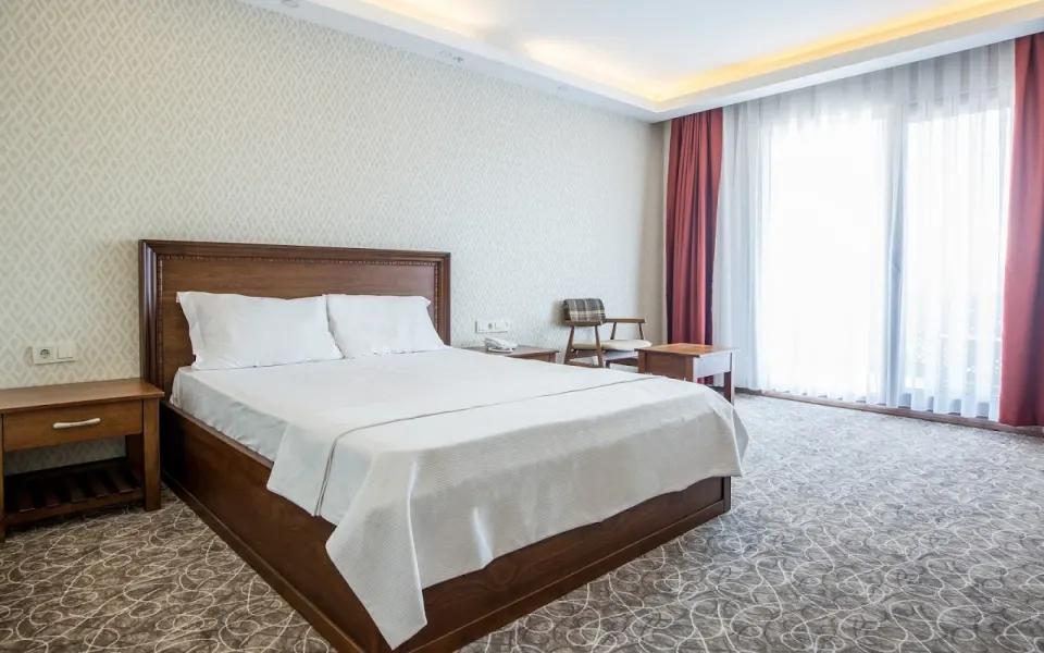 Otel Odası Takımı – Profilli Başlık, Raflı Komodin, Ekose Koltuk