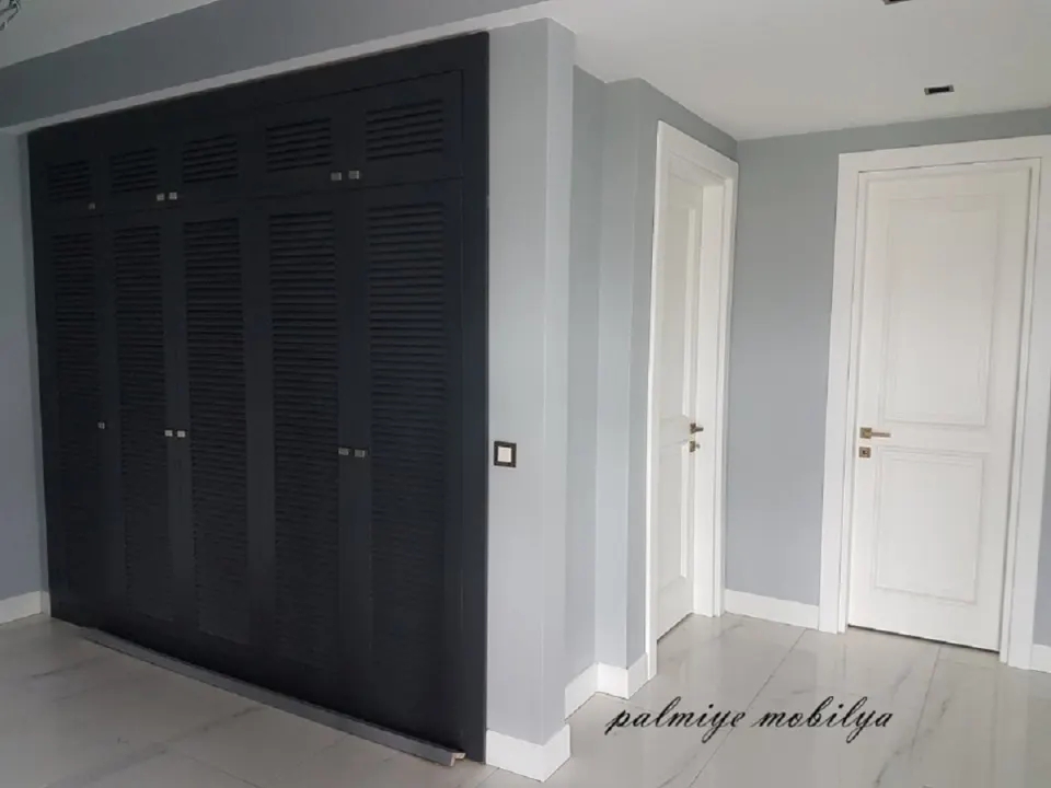 Antrasit lake panjur kapaklı boydan dolaplar ve yanında beyaz lake oda kapıları