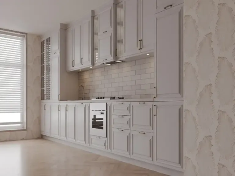 Beyaz çerçeve kapaklı klasik mutfakta tuğla desenli arka panel, camlı üst dolaplar ve ankastre fırın